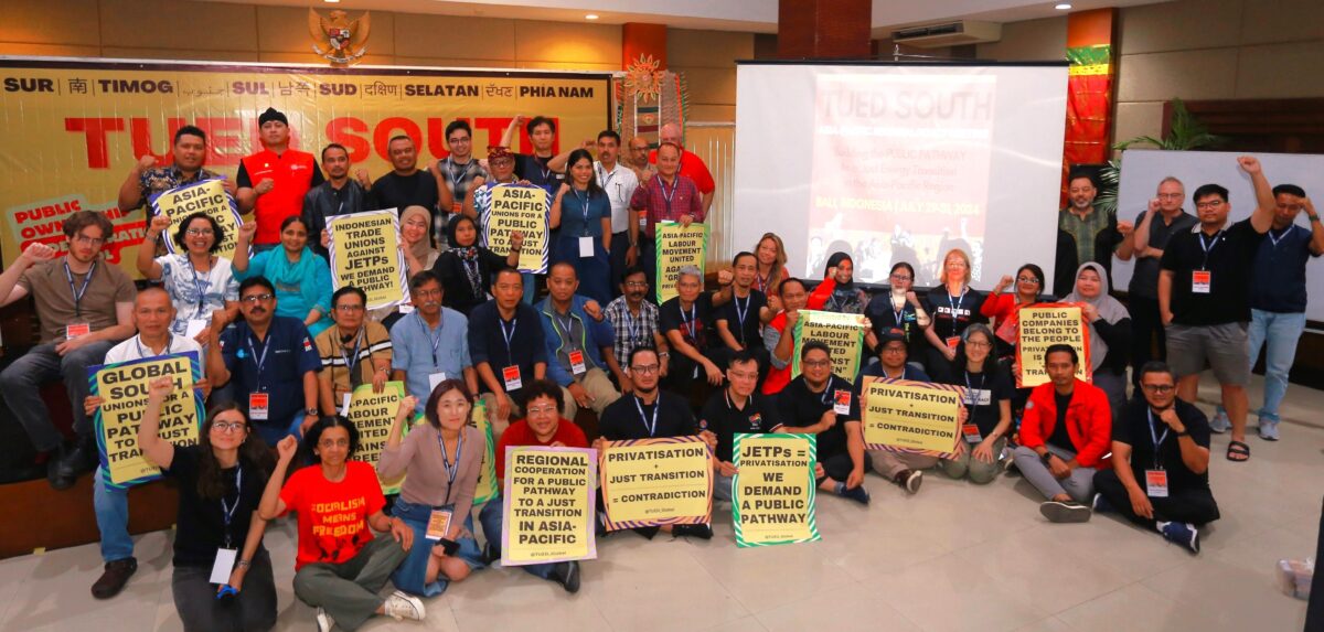 TUED 149 - Group of people holding placards